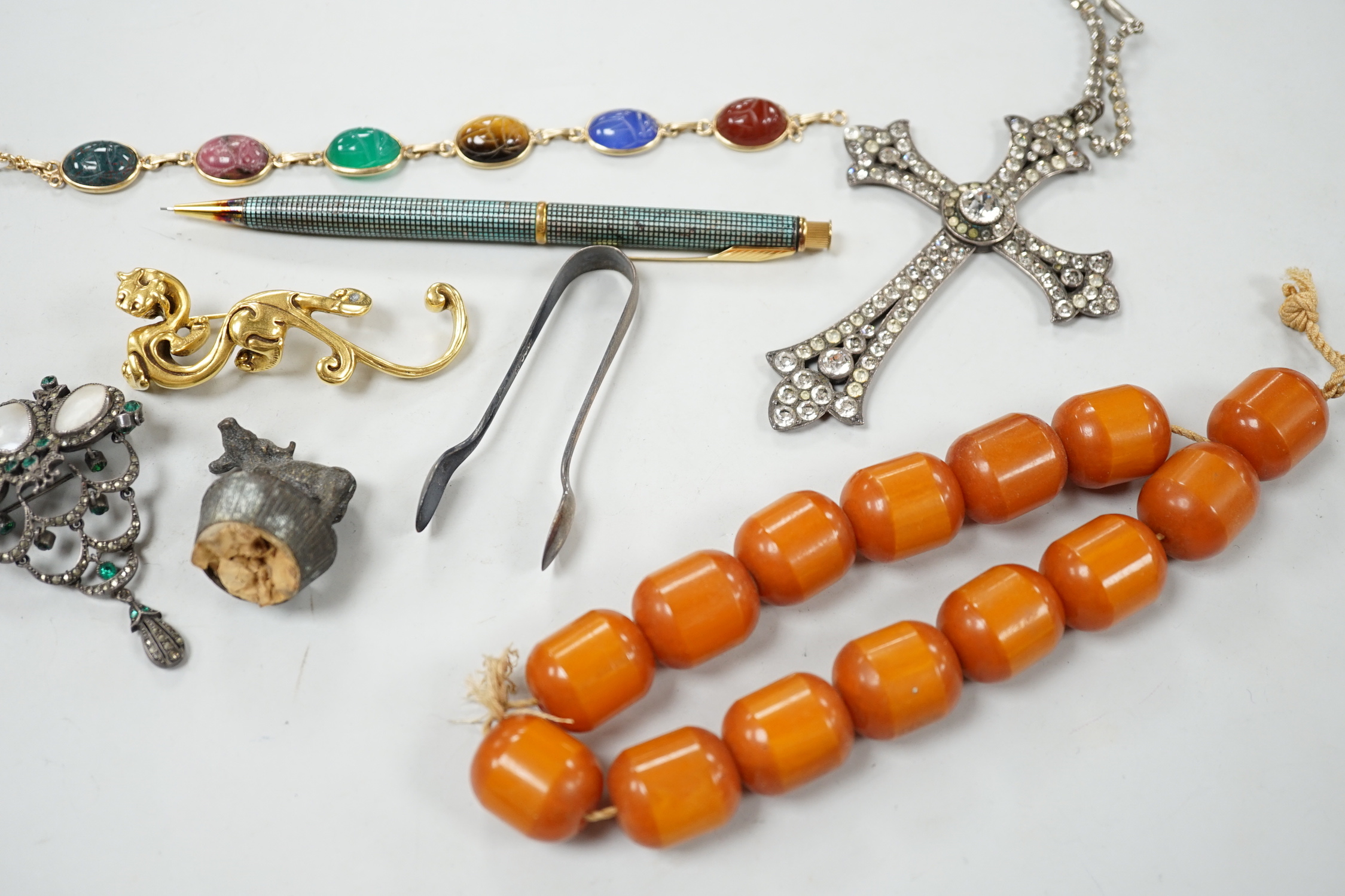 A 14k yellow metal and cabochon hardstone (carved as scarabs) set bracelet, including bloodstone and tiger's eye quartz, 17cm and sundry costume jewellery including a paste set cross pendant.